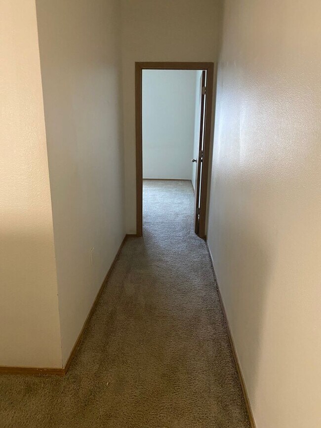 Building Photo - 1000 Diamond Dr