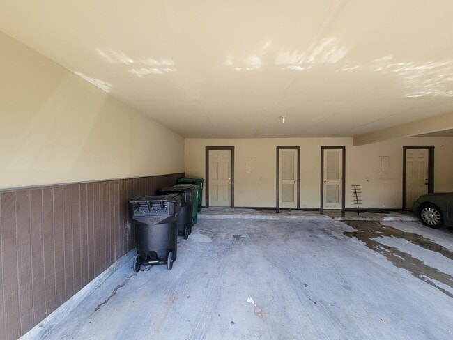 Building Photo - Three bedroom 2 full bath duplex style hom...