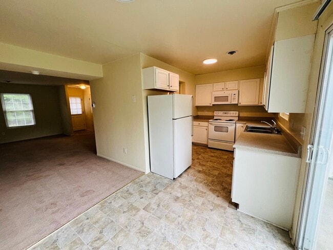 Building Photo - 2 Bedroom, 1.5 Bath Townhouse