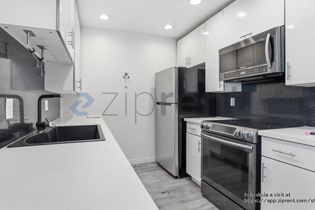 Building Photo - 4295 Vía Arbolada