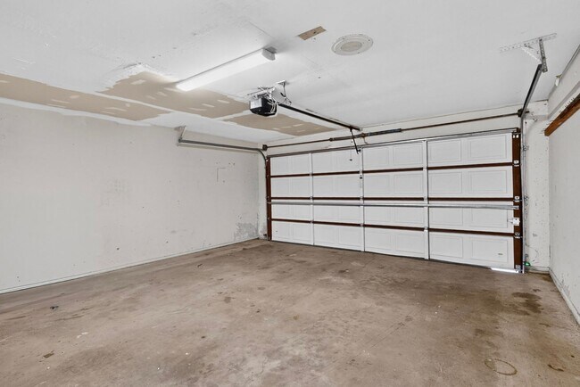 Building Photo - Newly Renovated Home In Grapevine Ready To Be Yours!!!!