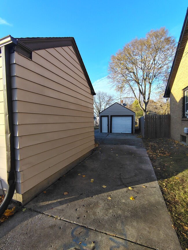 Building Photo - 2407 Custer Ave