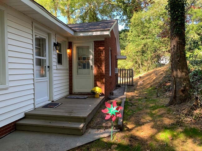 Building Photo - 2 bedroom Grid House for rent!