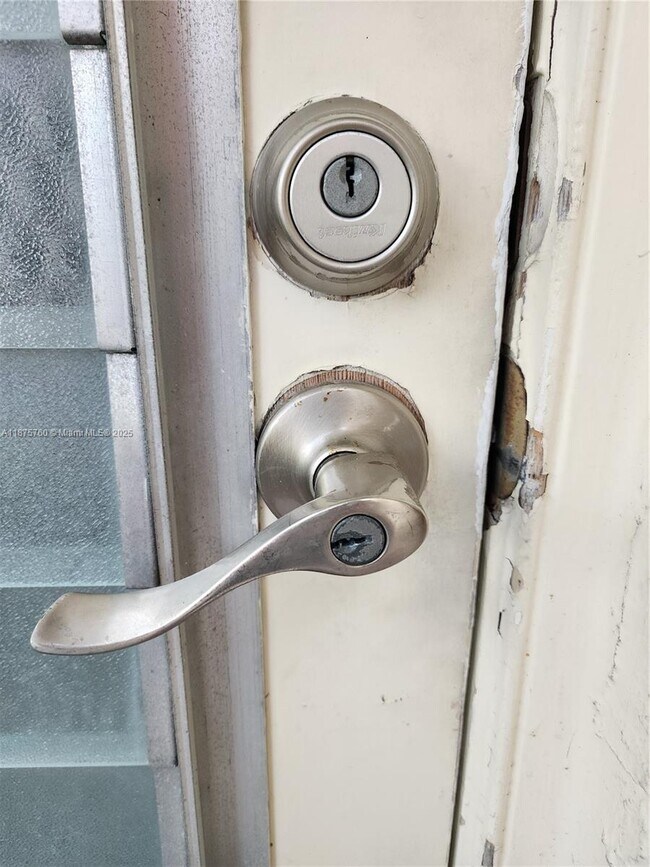 Building Photo - 681 S Hollybrook Dr