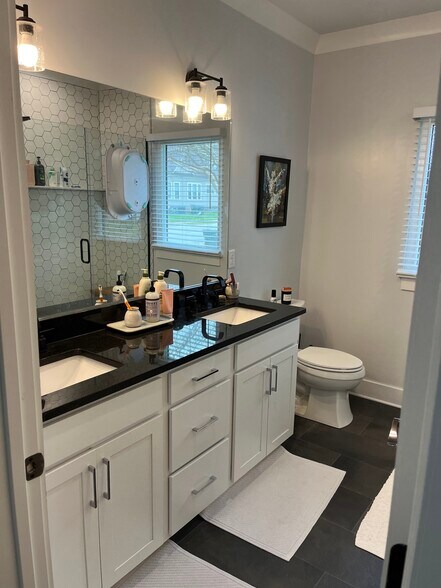 Double vanity bath - 1112 S Kelley St