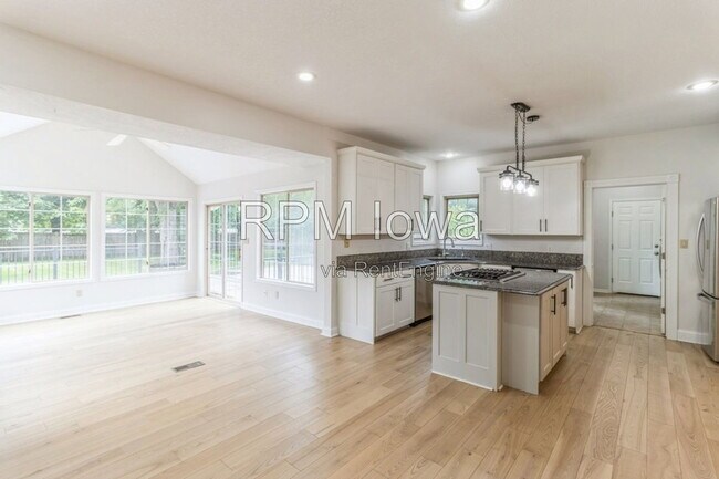 Building Photo - 13585 Summit Dr