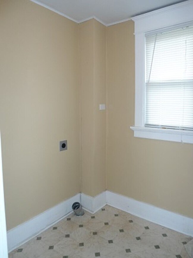 Building Photo - 1549 Bever Ave SE