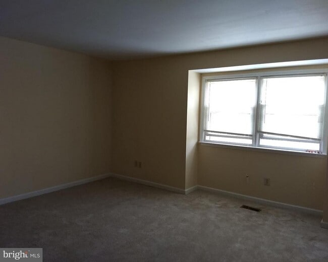 Building Photo - 72 Colonial Dr