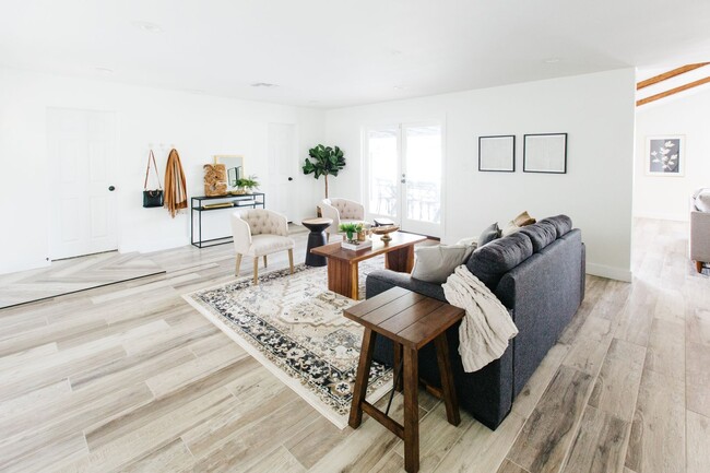 Building Photo - Stunning Remodel near Old Town!