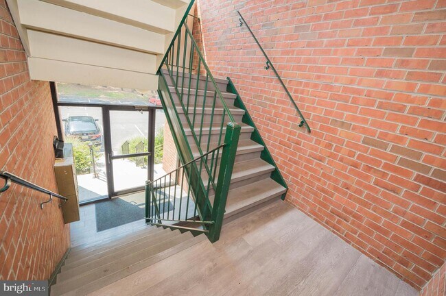 Building Photo - 800 College Ln