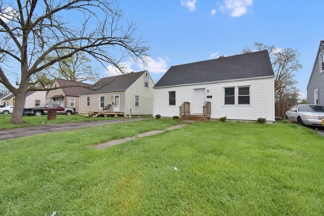 Building Photo - 3 Bedroom Home For Rent