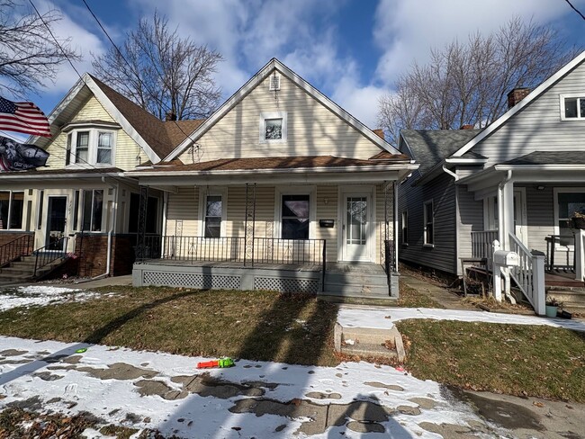 Primary Photo - Spacious 3 Bedroom 1 Bath House Located in...