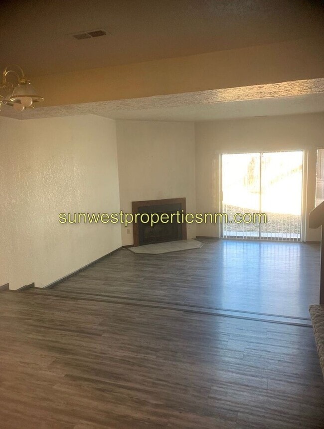 Building Photo - 3 Bedroom, 2.5 Bath 2 Story Condo