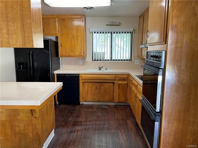 Building Photo - 1553 Albret St