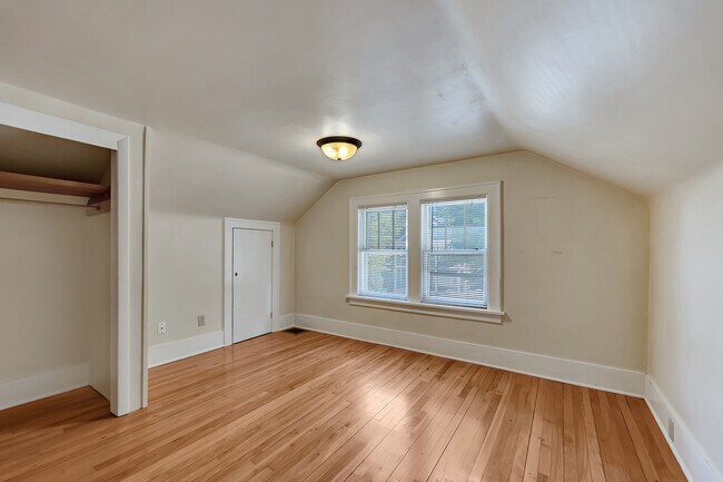 Hardwood floors - 1015 18th Ave SE