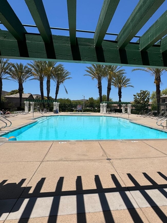 Building Photo - Remodeled 3 bedroom townhome in Simi Valley