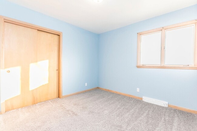 Building Photo - Spacious 3 Bedroom 1 Bathroom