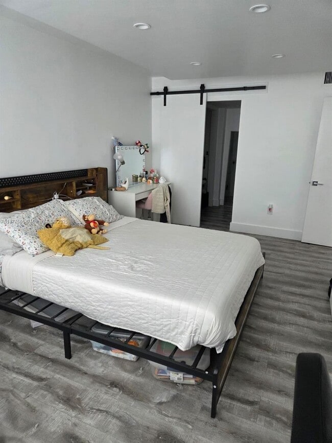 Building Photo - 9320 Fontainebleau Blvd