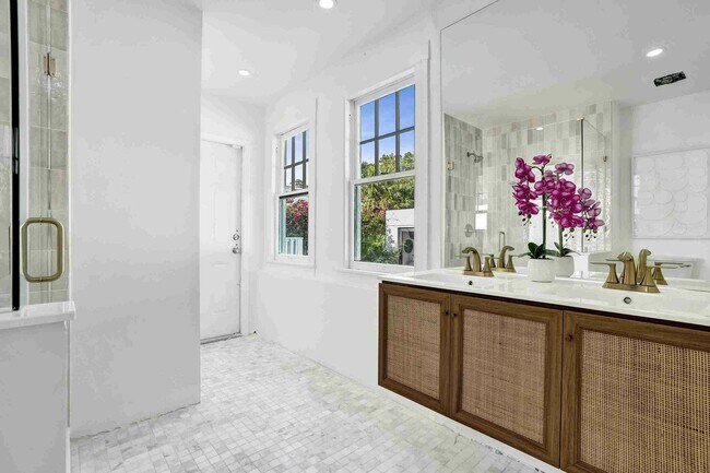 Building Photo - 435 35th St