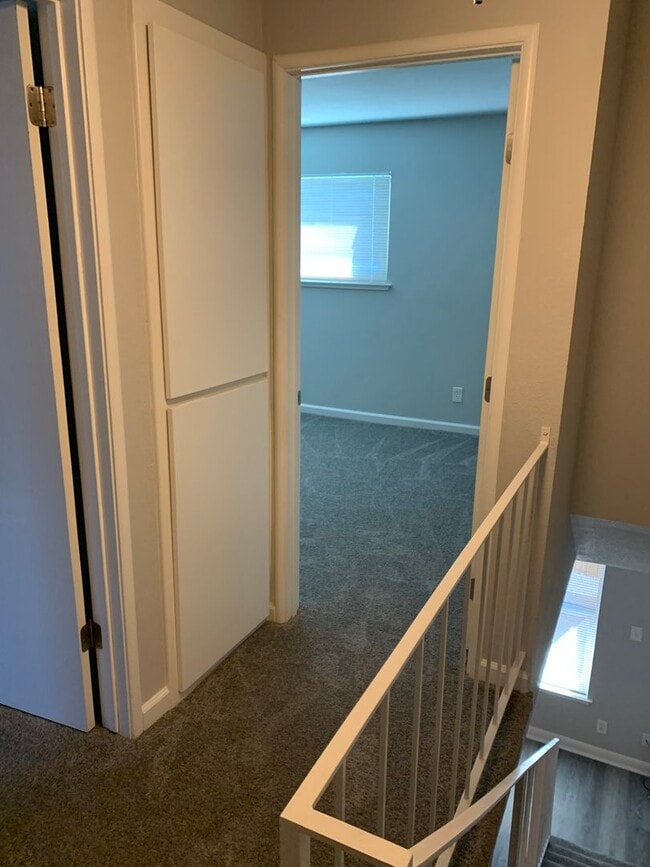 Building Photo - 2 bedroom 1.5 bath condo !