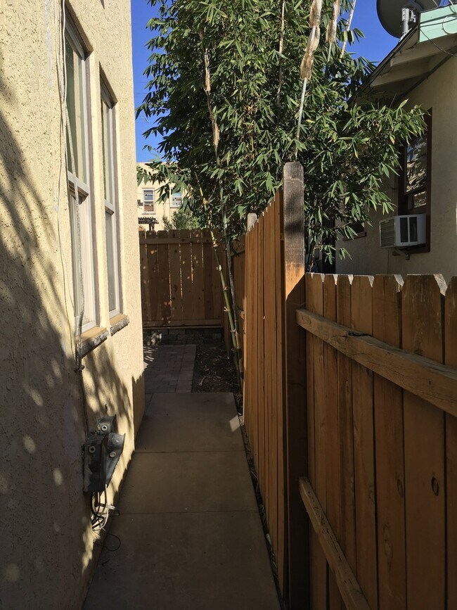 Building Photo - Charming Corner Unit One Bedroom! Large Pa...