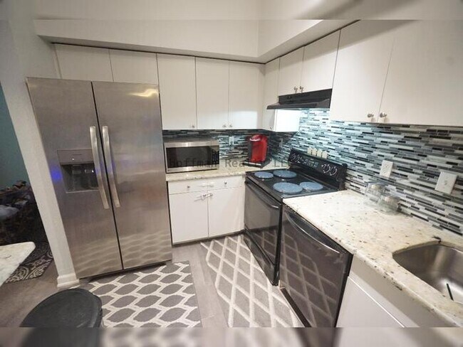 Building Photo - Experience the SoHo Lifestyle in the Heart of South Tampa!