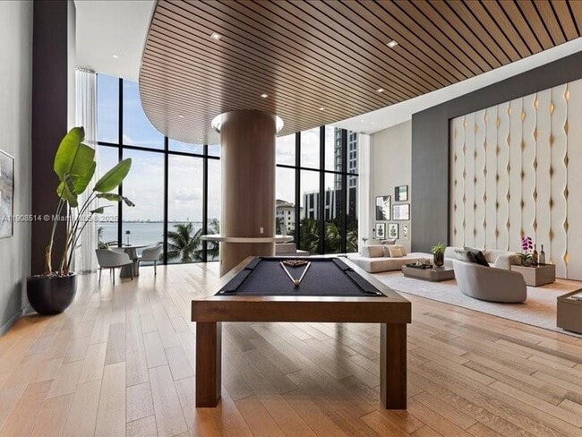 Building Photo - 460 NE 28th St