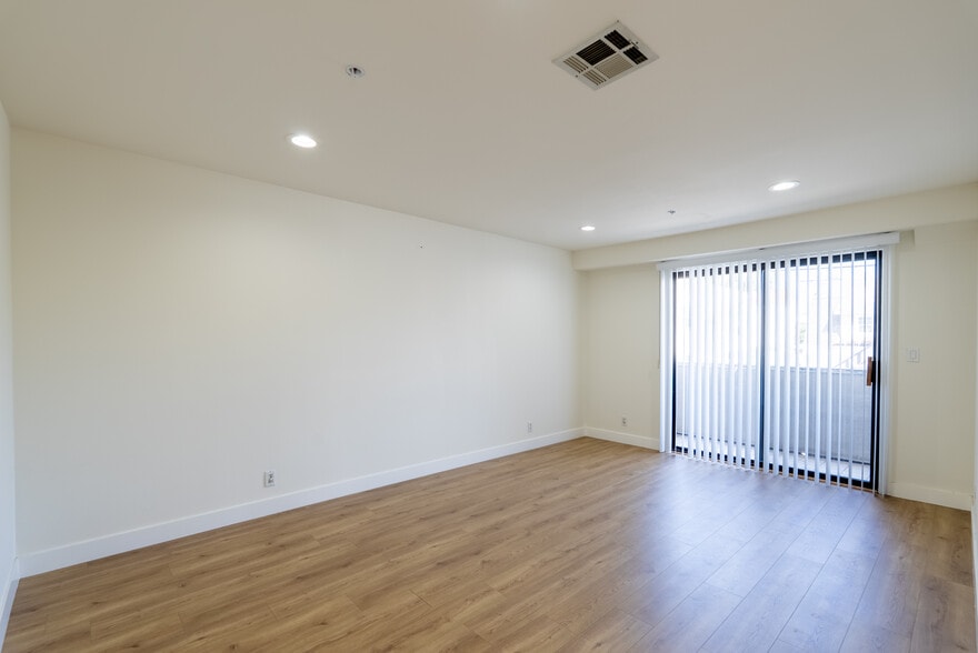 Building Photo - 1758 N Alexandria Ave