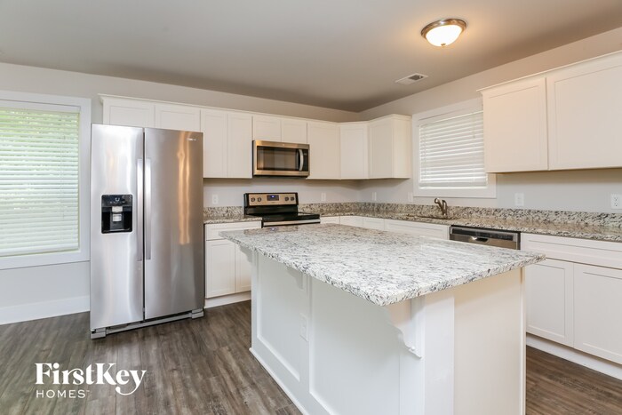 Building Photo - 2375 Belaire Dr