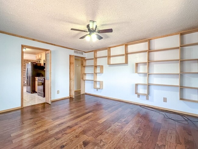Building Photo - Spacious 3 bedroom 2 bath with Solar Panels