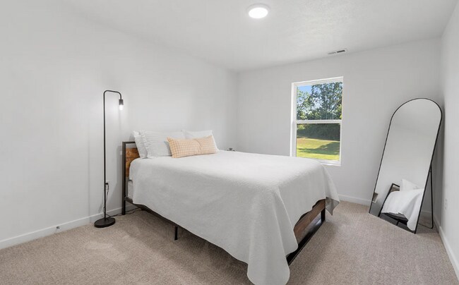 Building Photo - Beautiful 5 bedroom home - Nixa MO