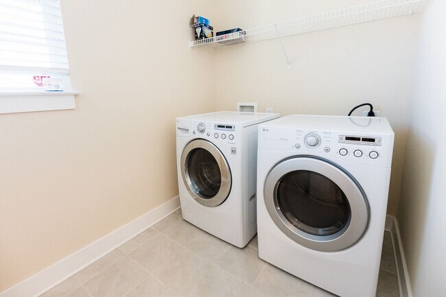 Building Photo - Beautiful 3Bed/2.5Bath Townhome located in Kernersville at Welden Village