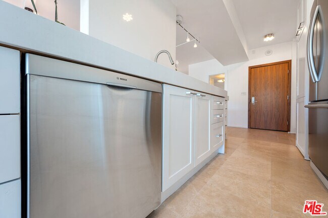Building Photo - 838 N Doheny Dr