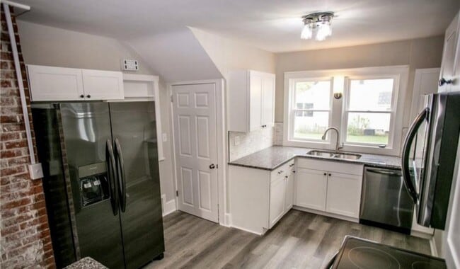 Building Photo - 209 E Hobart Ave