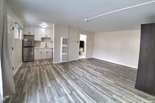 Primary Photo - 1907 Greenwich St