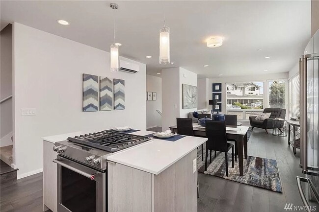 Building Photo - Spacious 4-Bed, 2.5-Bath Townhome with Mod...