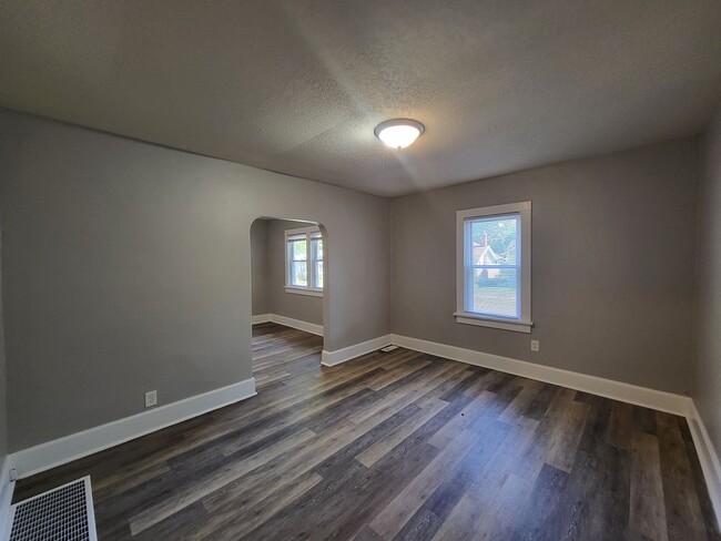 Building Photo - 2 Bedroom, 1 Bathroom home!