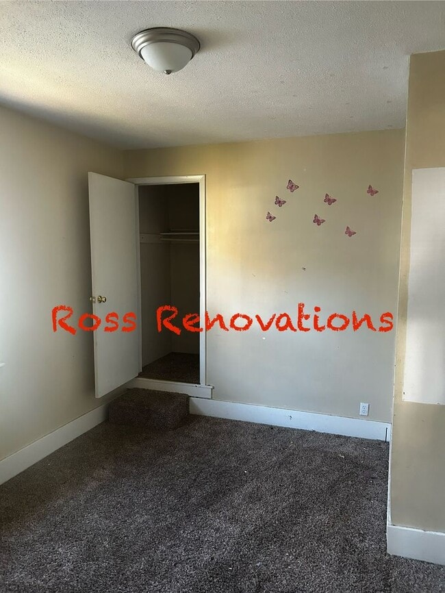 Building Photo - Close to Schools and Shopping