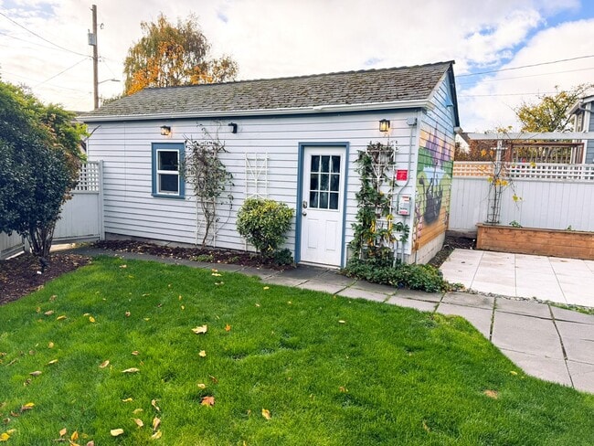 Building Photo - STEPS to Green Lake! 3BR Tudor Home w/ Lan...