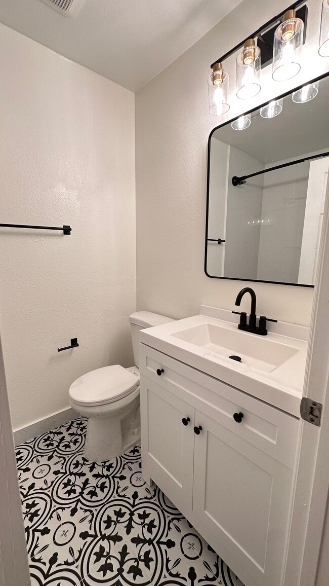 Building Photo - 1472 Camelot Dr