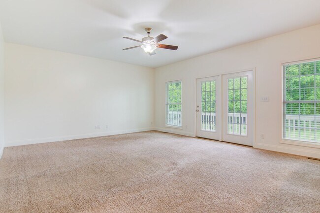 Building Photo - Charming 4 Bed, 3.5 Bath Modern Farmhouse on Expansive Land – Prime Location!