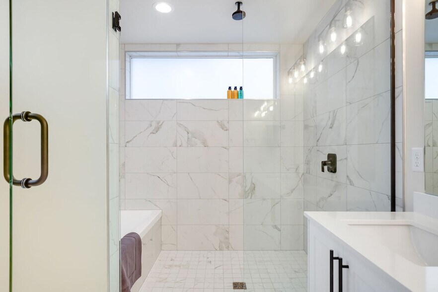 Building Photo - 8038 Mary Ave NW