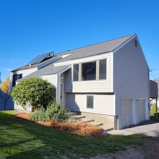 Building Photo - 3 Bedroom, 1.5 bath detached condo at Kensington Ridge