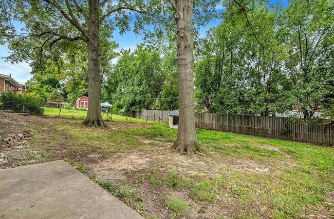 Building Photo - 2437 Pinehurst Dr