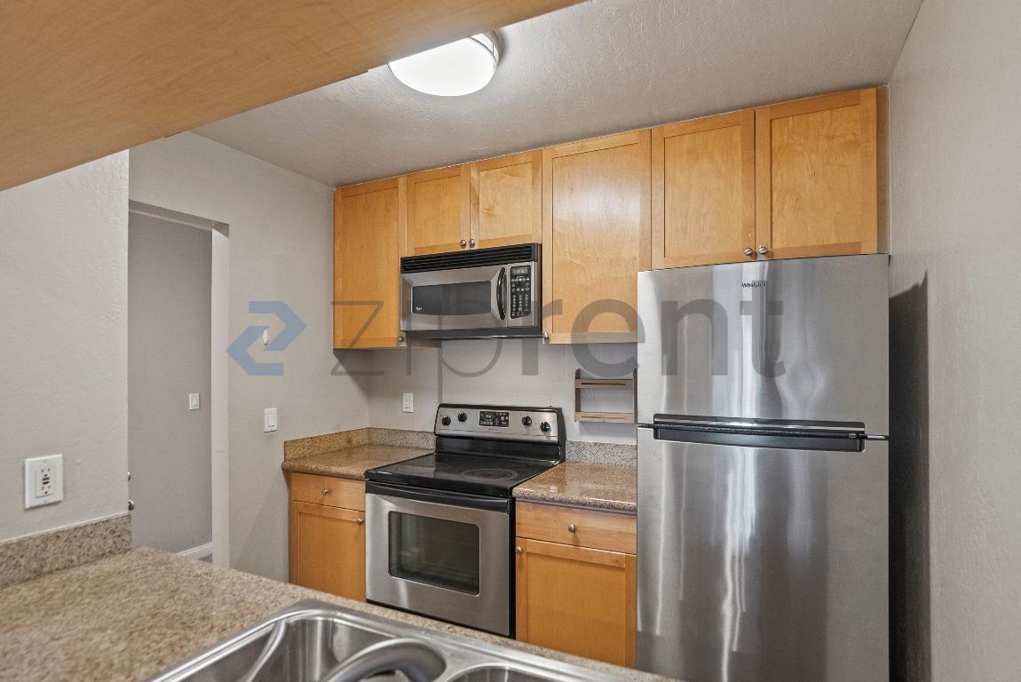 Building Photo - 1085 Murrieta Blvd