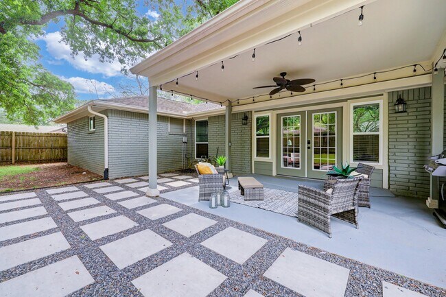 Building Photo - 10903 Hillcroft St