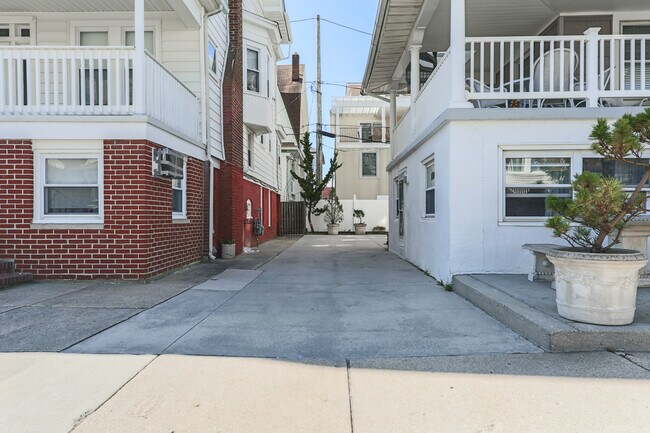 Building Photo - 100 S Amherst Ave