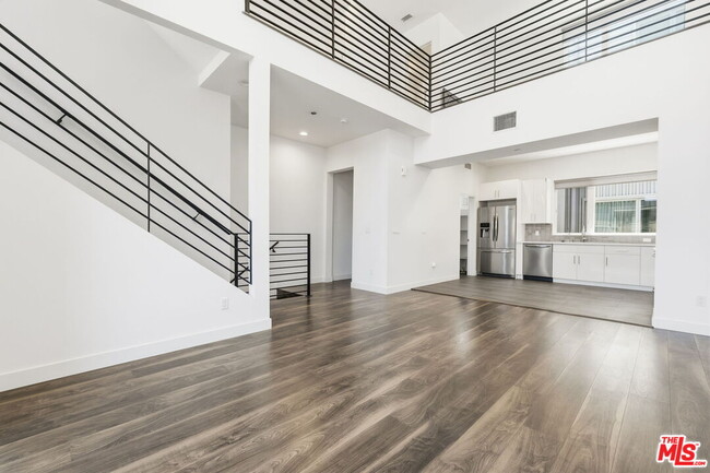 Building Photo - 6021 W Beachwood Ln