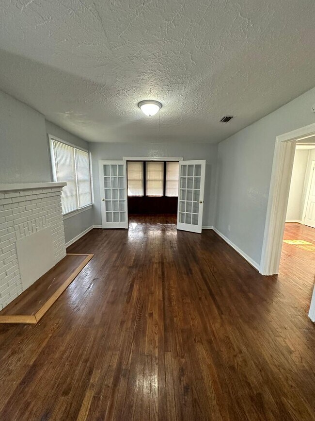 Building Photo - Fully Renovated 3/2 Available for Immediat...