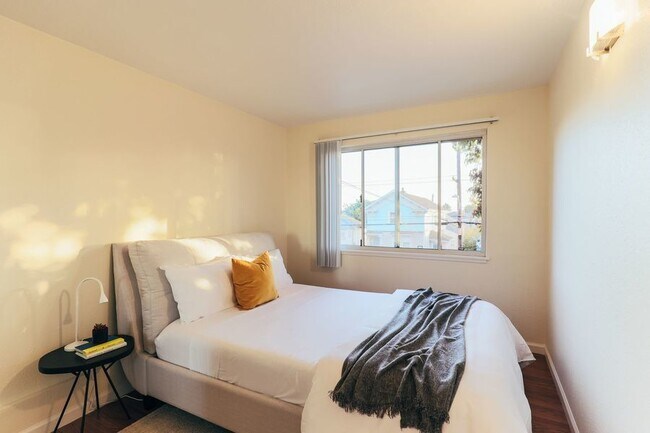 Building Photo - Newly renovated apartment at Oakbrook! 2 M...
